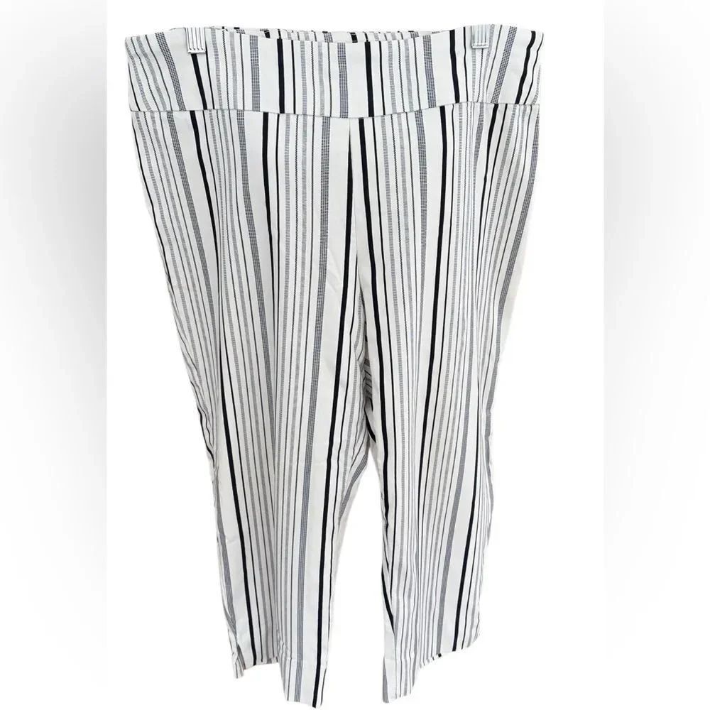 Zac & Rachel Black and White Striped Pull on style Capri Pants size 16.